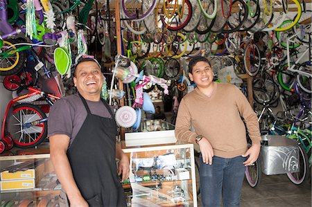 Mechanics smiling in bicycle shop Photographie de stock - Premium Libres de Droits, Code: 614-06625222