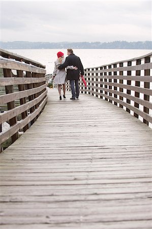simsearch:640-06050039,k - Couple walking on wooden dock Photographie de stock - Premium Libres de Droits, Code: 614-06625300