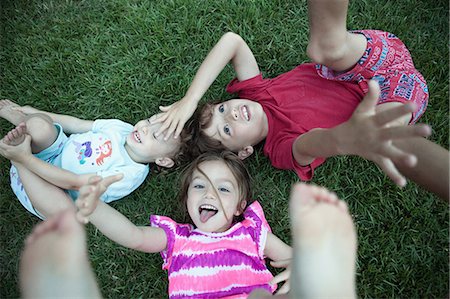 sacando la lengua - Children playing in grassy field Foto de stock - Sin royalties Premium, Código: 614-06625389