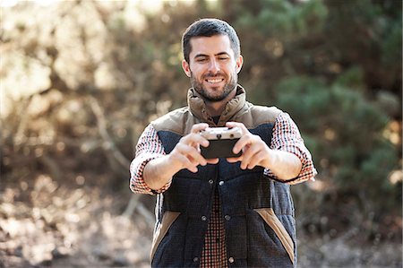 photographe - Man taking picture of himself outdoors Photographie de stock - Premium Libres de Droits, Code: 614-06625393