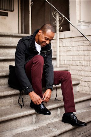 Man tying his shoes on front steps Photographie de stock - Premium Libres de Droits, Code: 614-06625404