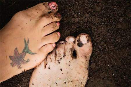 feet with flower - Close up of toes in dirt Stock Photo - Premium Royalty-Free, Code: 614-06625457