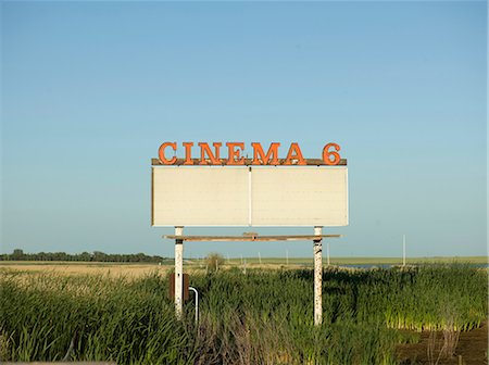 Abandoned drive-in movie sign in field Fotografie stock - Premium Royalty-Free, Codice: 614-06623352