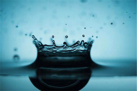 salpicadura - Close up of drop splashing in water Foto de stock - Sin royalties Premium, Código: 614-06623353