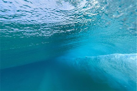 Crashing wave viewed underwater Photographie de stock - Premium Libres de Droits, Code: 614-06623413
