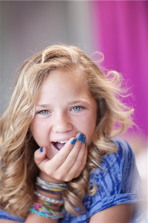 sorpresa (agradable) - Girl gasping with hand over mouth Foto de stock - Sin royalties Premium, Código: 614-06623435