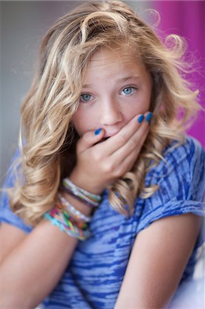 soupçon (suspicion) - Girl gasping with hand over mouth Photographie de stock - Premium Libres de Droits, Code: 614-06623436