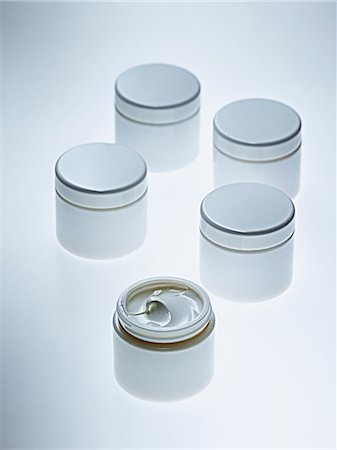 simsearch:614-06623462,k - White jars of lotion on counter Photographie de stock - Premium Libres de Droits, Code: 614-06623465