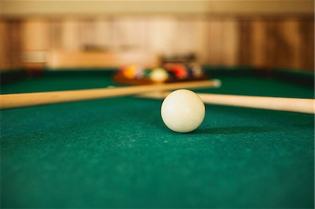 Close up of cue ball on pool table Foto de stock - Royalty Free Premium, Número: 614-06623477