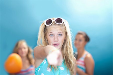 surprise point - Smiling teenage girl pointing Foto de stock - Sin royalties Premium, Código: 614-06623485