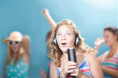 singing - Girl singing into hairbrush Photographie de stock - Premium Libres de Droits, Code: 614-06623492