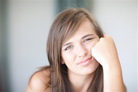 frustrated - Teenage girl resting cheek on hand Foto de stock - Sin royalties Premium, Código: 614-06623503