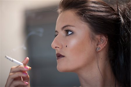 Teenage girl in dark makeup smoking Photographie de stock - Premium Libres de Droits, Code: 614-06623598