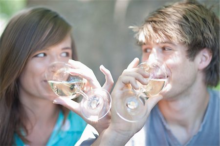 simsearch:614-06623632,k - Couple drinking wine together outdoors Photographie de stock - Premium Libres de Droits, Code: 614-06623620