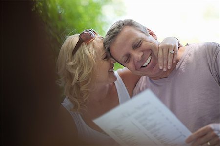 Smiling couple reading menu outdoors Foto de stock - Sin royalties Premium, Código: 614-06623643