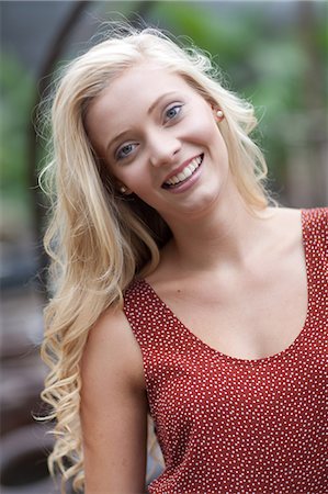simsearch:614-06623598,k - Smiling woman standing outdoors Stockbilder - Premium RF Lizenzfrei, Bildnummer: 614-06623674