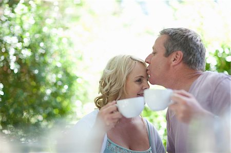 patio home person - Couple having coffee together outdoors Foto de stock - Sin royalties Premium, Código: 614-06623670