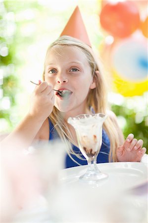 pictures of a party where people eating food - Girl having ice cream sundae at party Stock Photo - Premium Royalty-Free, Code: 614-06623764