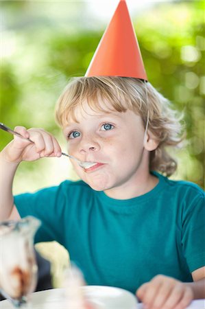 pictures of a party where people eating food - Boy having ice cream sundae at party Stock Photo - Premium Royalty-Free, Code: 614-06623761