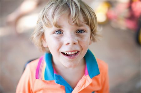 Close up of boy's smiling face Photographie de stock - Premium Libres de Droits, Code: 614-06623781