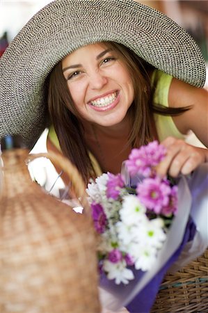 simsearch:614-06623973,k - Woman holding bouquet of flowers Photographie de stock - Premium Libres de Droits, Code: 614-06623801