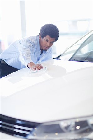 Salesman shining up new car Foto de stock - Sin royalties Premium, Código: 614-06623971