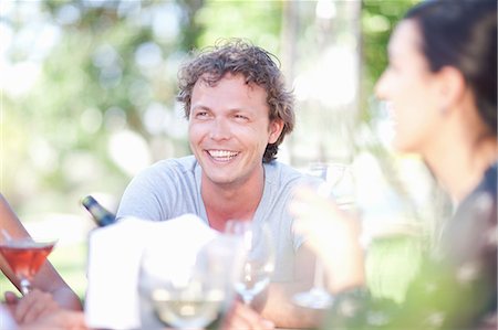 Couple having drinks together outdoors Foto de stock - Sin royalties Premium, Código: 614-06623982