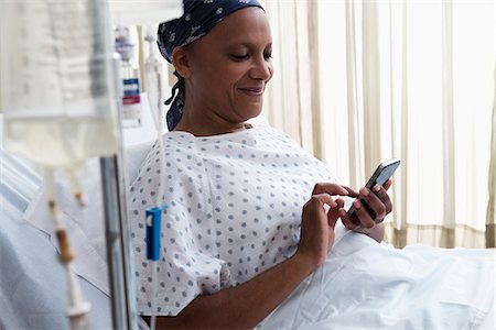 Female hospital patient using cellphone Foto de stock - Sin royalties Premium, Código: 614-06718032