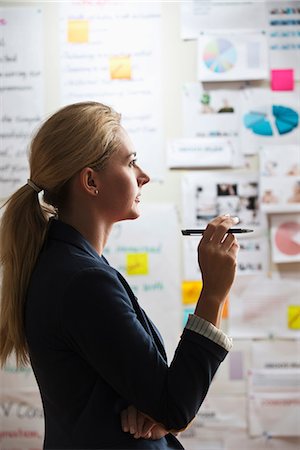 postit - Contemplative woman holding pen Foto de stock - Sin royalties Premium, Código: 614-06718084