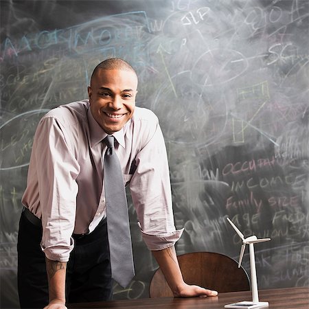 portrait chalkboard - Man with model wind turbine Photographie de stock - Premium Libres de Droits, Code: 614-06718122