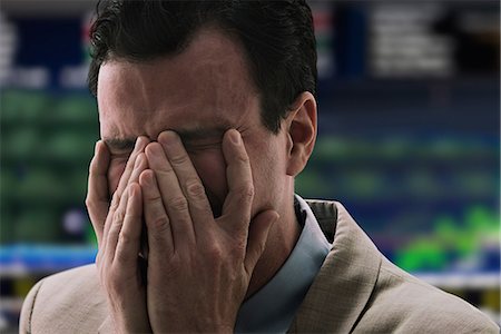 recesíon - Businessman crying at stock exchange Foto de stock - Sin royalties Premium, Código: 614-06718146