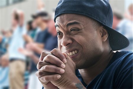 prier - Tense man at sports game Photographie de stock - Premium Libres de Droits, Code: 614-06718169