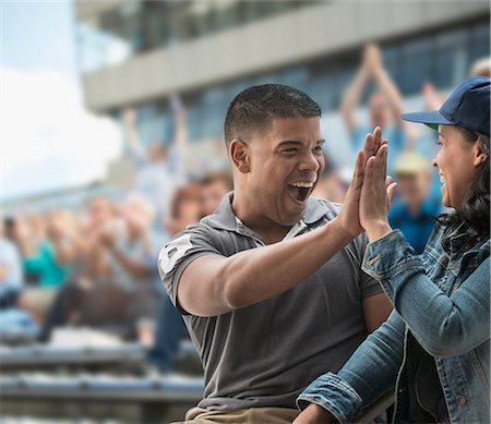 sporting event - Couple high-fiving at sports game Foto de stock - Sin royalties Premium, Código: 614-06718188