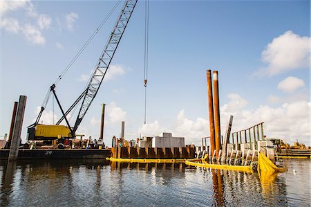 Crane at construction site on water Foto de stock - Sin royalties Premium, Código: 614-06718256