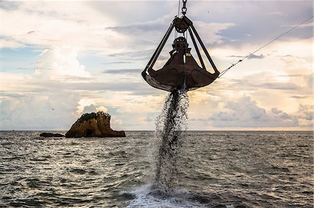 Crane operating in water Stock Photo - Premium Royalty-Free, Code: 614-06718267