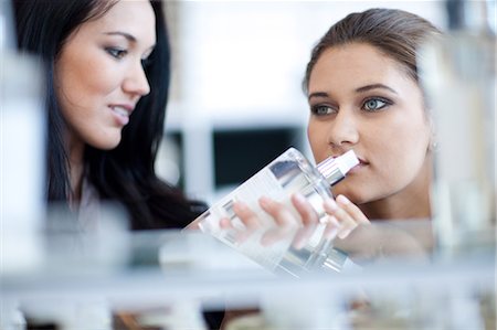 perfume - Women smelling soap in store Foto de stock - Sin royalties Premium, Código: 614-06718375