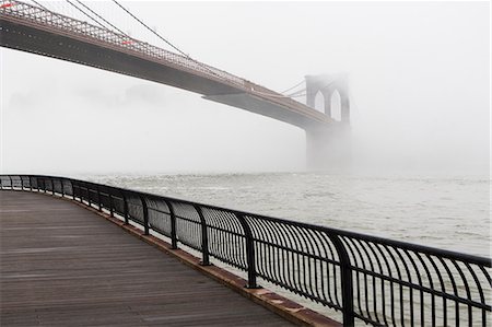 pont de brooklyn - Fog rolling over Brooklyn bridge Photographie de stock - Premium Libres de Droits, Code: 614-06718442