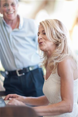 pianoforte - Older woman playing piano Fotografie stock - Premium Royalty-Free, Codice: 614-06718538