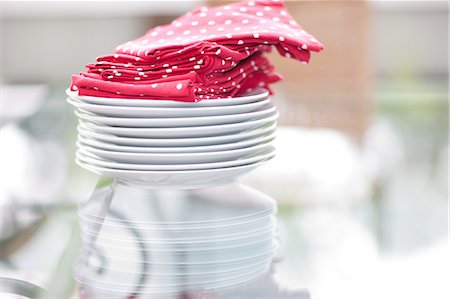 pila (ordenada) - Close up of napkins and plates on table Foto de stock - Sin royalties Premium, Código: 614-06718699