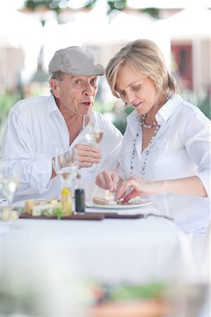 eating outside restaurant - Older couple eating together outdoors Foto de stock - Sin royalties Premium, Código: 614-06718708