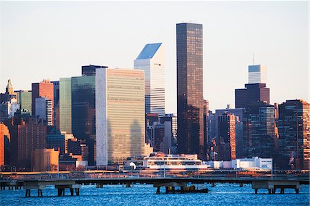 simsearch:614-06718714,k - New York City skyline and waterfront Foto de stock - Royalty Free Premium, Número: 614-06718785