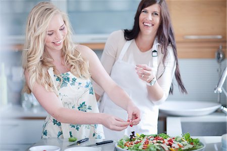 Women cooking together in kitchen Foto de stock - Sin royalties Premium, Código: 614-06718794