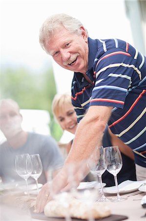 Man setting table outdoors Foto de stock - Sin royalties Premium, Código: 614-06718818