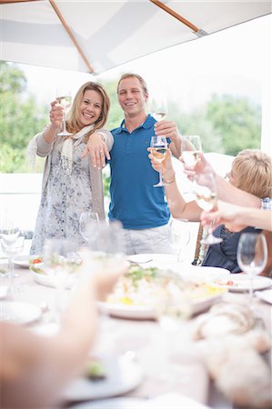 dining celebration - Couple making toast at table Foto de stock - Sin royalties Premium, Código: 614-06718825