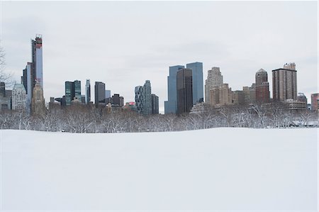 City skyline and snowy urban park Foto de stock - Sin royalties Premium, Código: 614-06718845