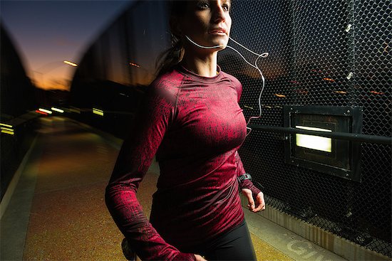 Woman running on pedestrian bridge Foto de stock - Sin royalties Premium, Código de la imagen: 614-06718843