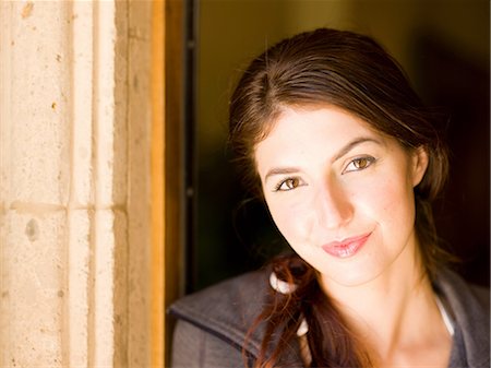 espacio en primer plano - Smiling woman standing in doorway Foto de stock - Sin royalties Premium, Código: 614-06718876