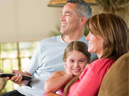 Family relaxing together on sofa Photographie de stock - Premium Libres de Droits, Code: 614-06718889