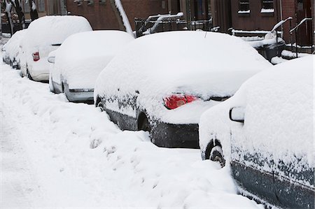 parked snow - Snow covered cars on city street Foto de stock - Sin royalties Premium, Código: 614-06718908