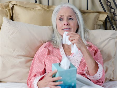 Sick older woman laying in bed Foto de stock - Sin royalties Premium, Código: 614-06718901